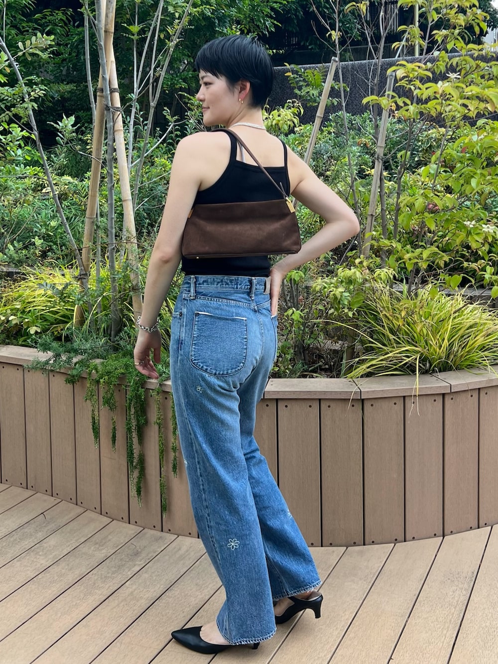 「夏コーデ、オトナ女子、お出かけコーデ、パンツスタイル、デニム、イエベ、高身長女子、キャミソール」｜「FRUIT OF THE LOOMの【FRUIT OF THE LOOM】サーマルキャミソール / ワッフル / コットン / レディース（キャミソール、ブラック系）」を使った、minaさん（レディース・170cm）の夏コーディネートの2枚目の写真