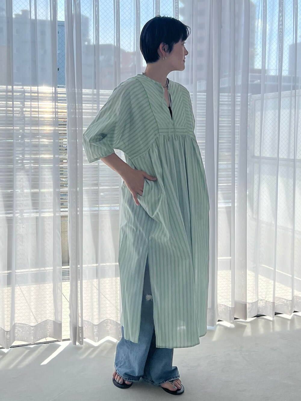 ピンク系のワンピース、シルバー系のサンダルを着用したレディースの春コーディネートの2枚目の写真