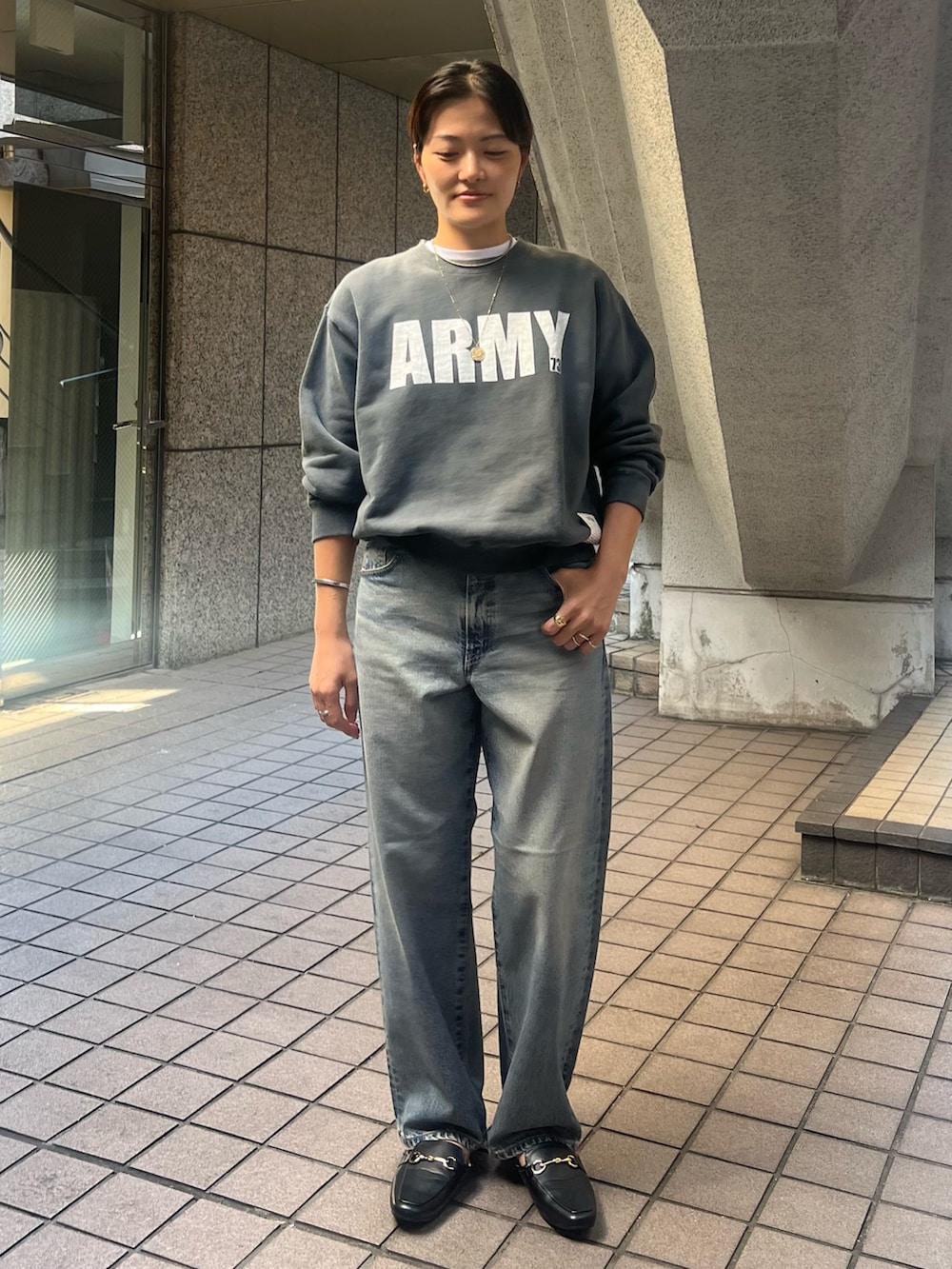「秋服準備はじめました、大人ファッション、初秋コーデ、大人カジュアルコーデ、デニムコーデ、リラックススタイル、30代コーデ、スウェット、スウェットコーデ、スウェットトップス」｜「Johnbullの【JOHNBULL/ジョンブル】クルースウェット/トップス/スウェット【WEB限定】（スウェット、ブラック系）」を使った、minaさん（レディース・170cm）の秋コーディネートの4枚目の写真