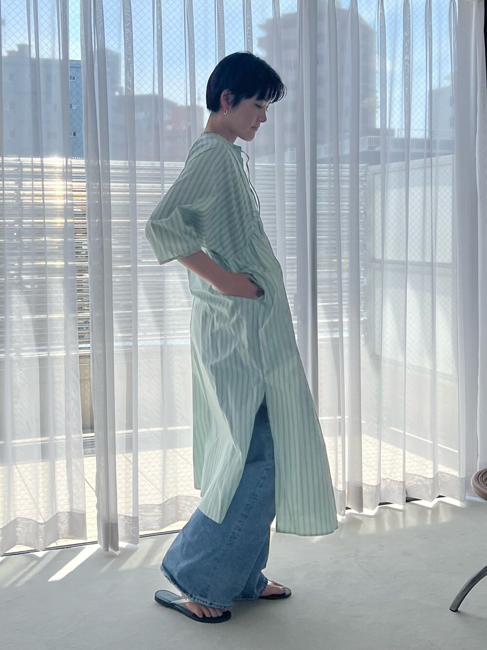 ピンク系のワンピース、シルバー系のサンダルを着用したレディースの春コーディネートの3枚目の写真