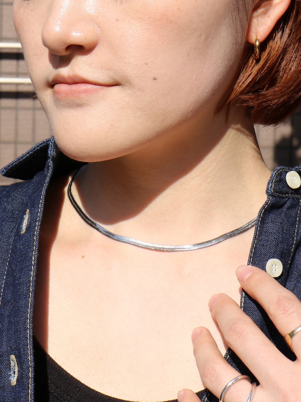 ブラック系のサンダル、ホワイト系のスカート、グリーン系のトートバッグを着用したレディースの春コーディネートの7枚目の写真