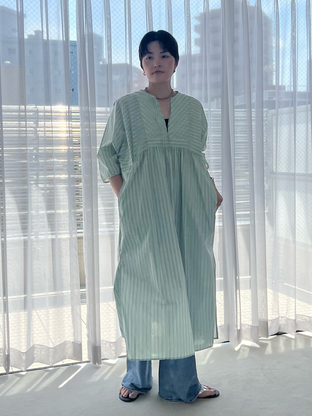 ピンク系のワンピース、シルバー系のサンダルを着用したレディースの春コーディネートの4枚目の写真