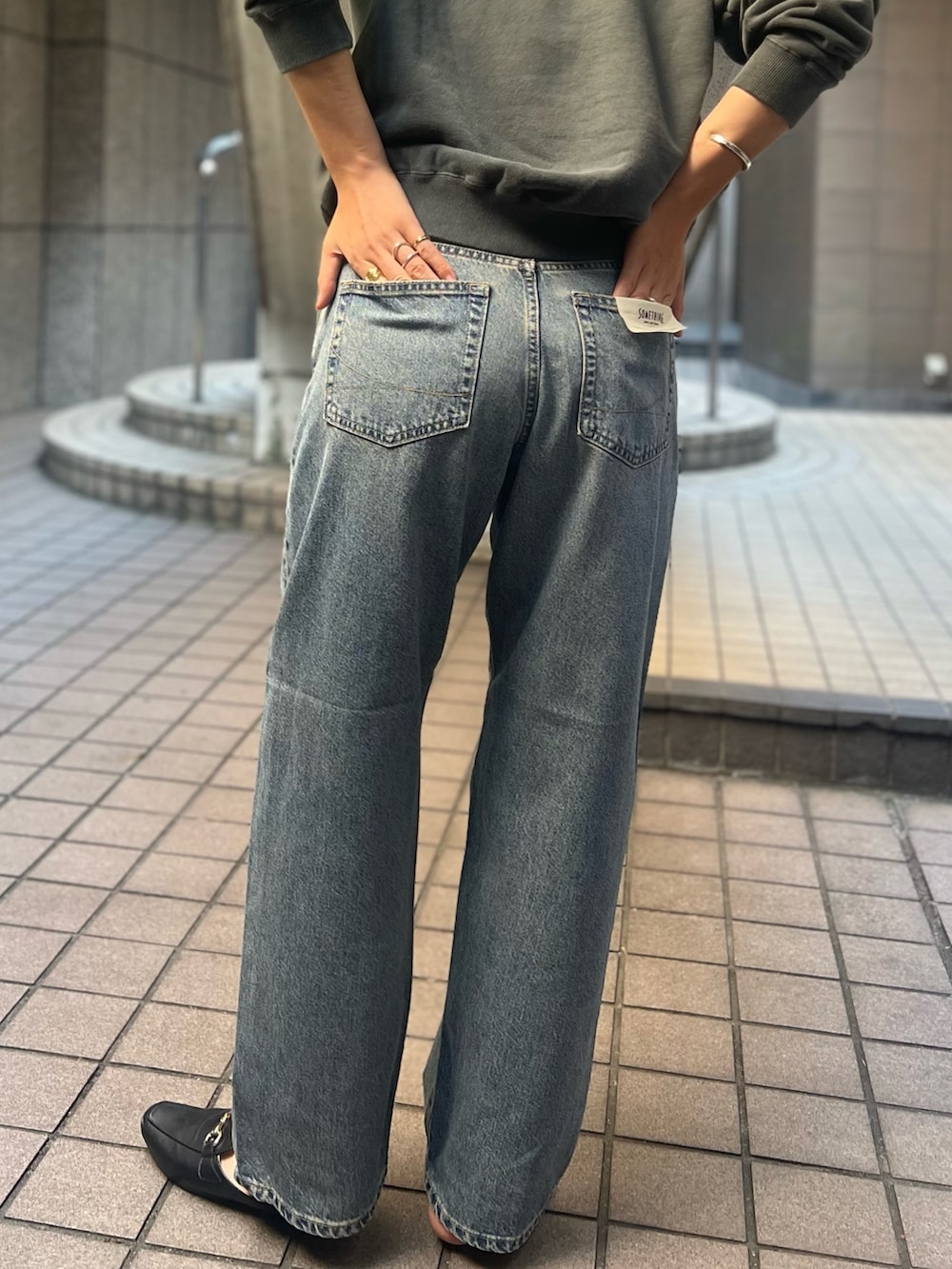 「秋服準備はじめました、大人ファッション、初秋コーデ、大人カジュアルコーデ、デニムコーデ、リラックススタイル、30代コーデ、スウェット、スウェットコーデ、スウェットトップス」｜「Johnbullの【JOHNBULL/ジョンブル】クルースウェット/トップス/スウェット【WEB限定】（スウェット、ブラック系）」を使った、minaさん（レディース・170cm）の秋コーディネートの7枚目の写真