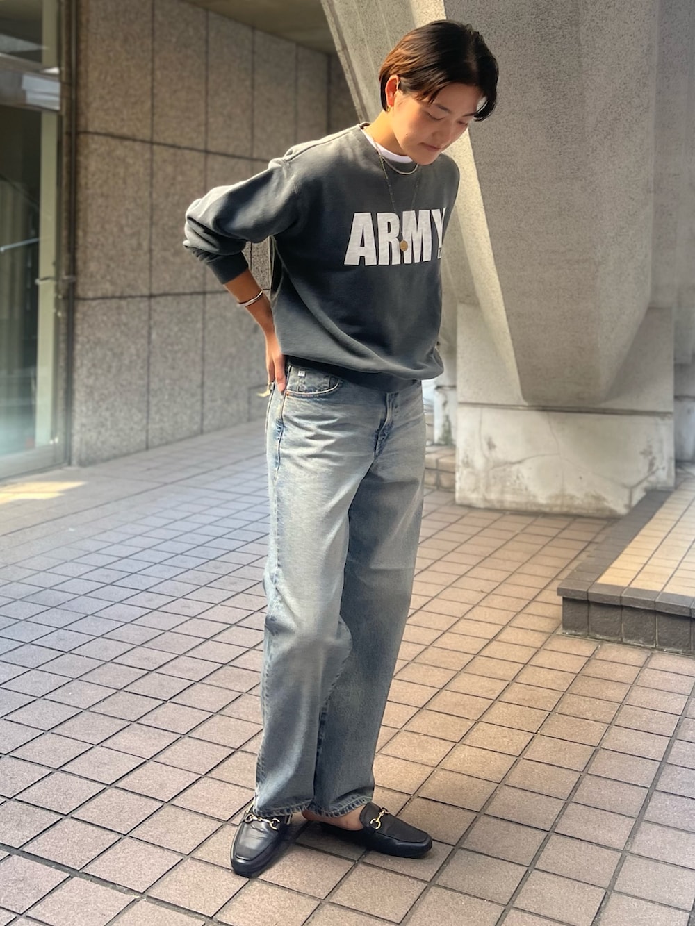「秋服準備はじめました、大人ファッション、初秋コーデ、大人カジュアルコーデ、デニムコーデ、リラックススタイル、30代コーデ、スウェット、スウェットコーデ、スウェットトップス」｜「Johnbullの【JOHNBULL/ジョンブル】クルースウェット/トップス/スウェット【WEB限定】（スウェット、ブラック系）」を使った、minaさん（レディース・170cm）の秋コーディネートの5枚目の写真