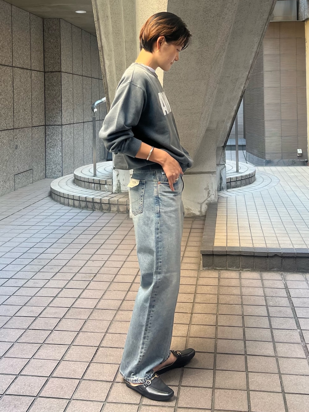 「秋服準備はじめました、大人ファッション、初秋コーデ、大人カジュアルコーデ、デニムコーデ、リラックススタイル、30代コーデ、スウェット、スウェットコーデ、スウェットトップス」｜「Johnbullの【JOHNBULL/ジョンブル】クルースウェット/トップス/スウェット【WEB限定】（スウェット、ブラック系）」を使った、minaさん（レディース・170cm）の秋コーディネートの2枚目の写真