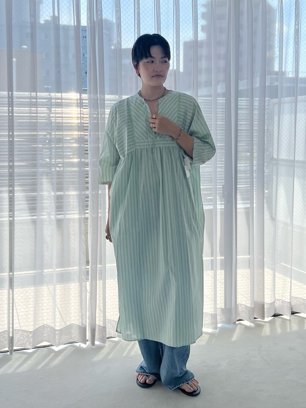 ピンク系のワンピース、シルバー系のサンダルを着用したレディースの春コーディネートの5枚目の写真