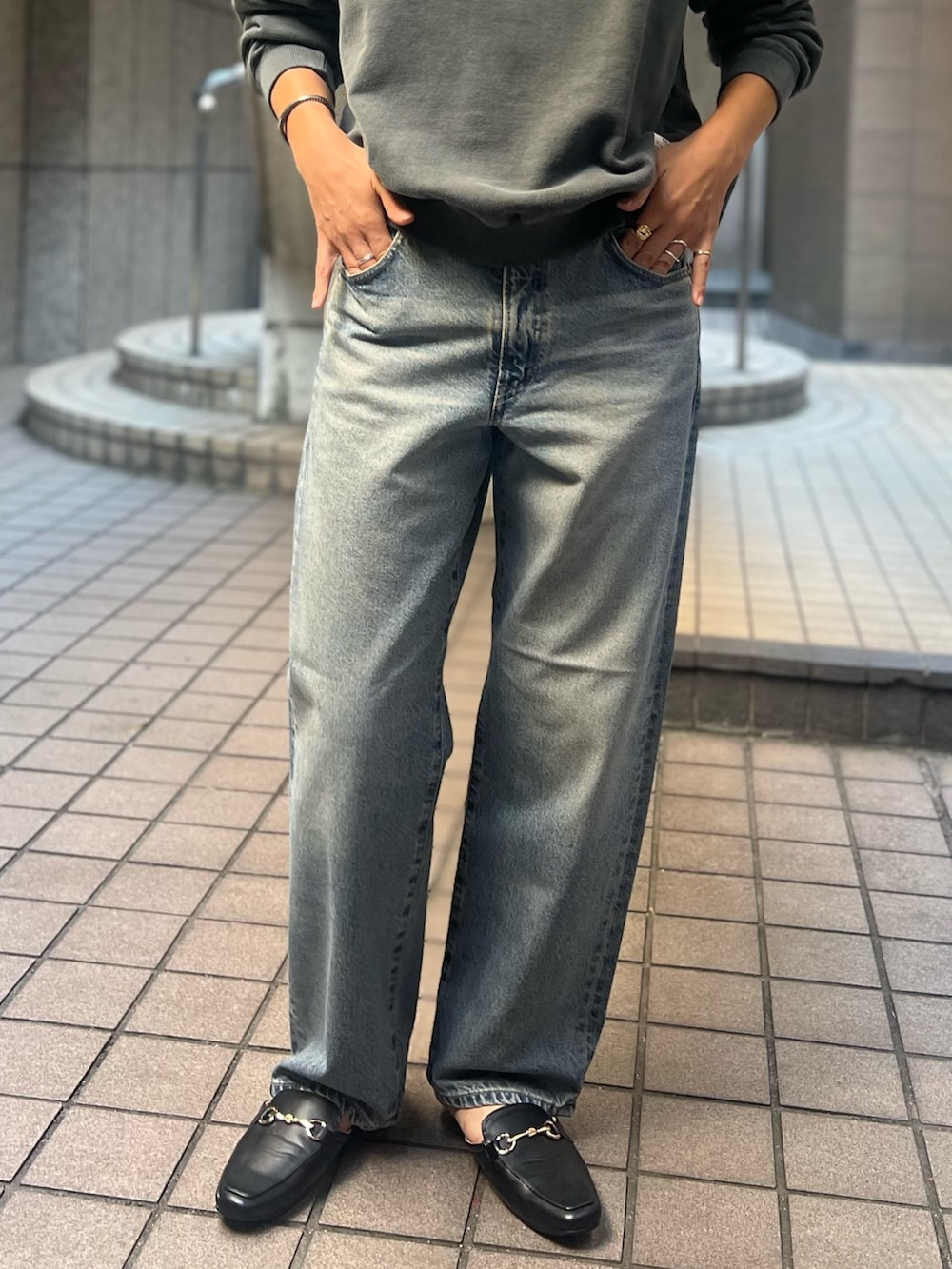 「秋服準備はじめました、大人ファッション、初秋コーデ、大人カジュアルコーデ、デニムコーデ、リラックススタイル、30代コーデ、スウェット、スウェットコーデ、スウェットトップス」｜「Johnbullの【JOHNBULL/ジョンブル】クルースウェット/トップス/スウェット【WEB限定】（スウェット、ブラック系）」を使った、minaさん（レディース・170cm）の秋コーディネートの6枚目の写真