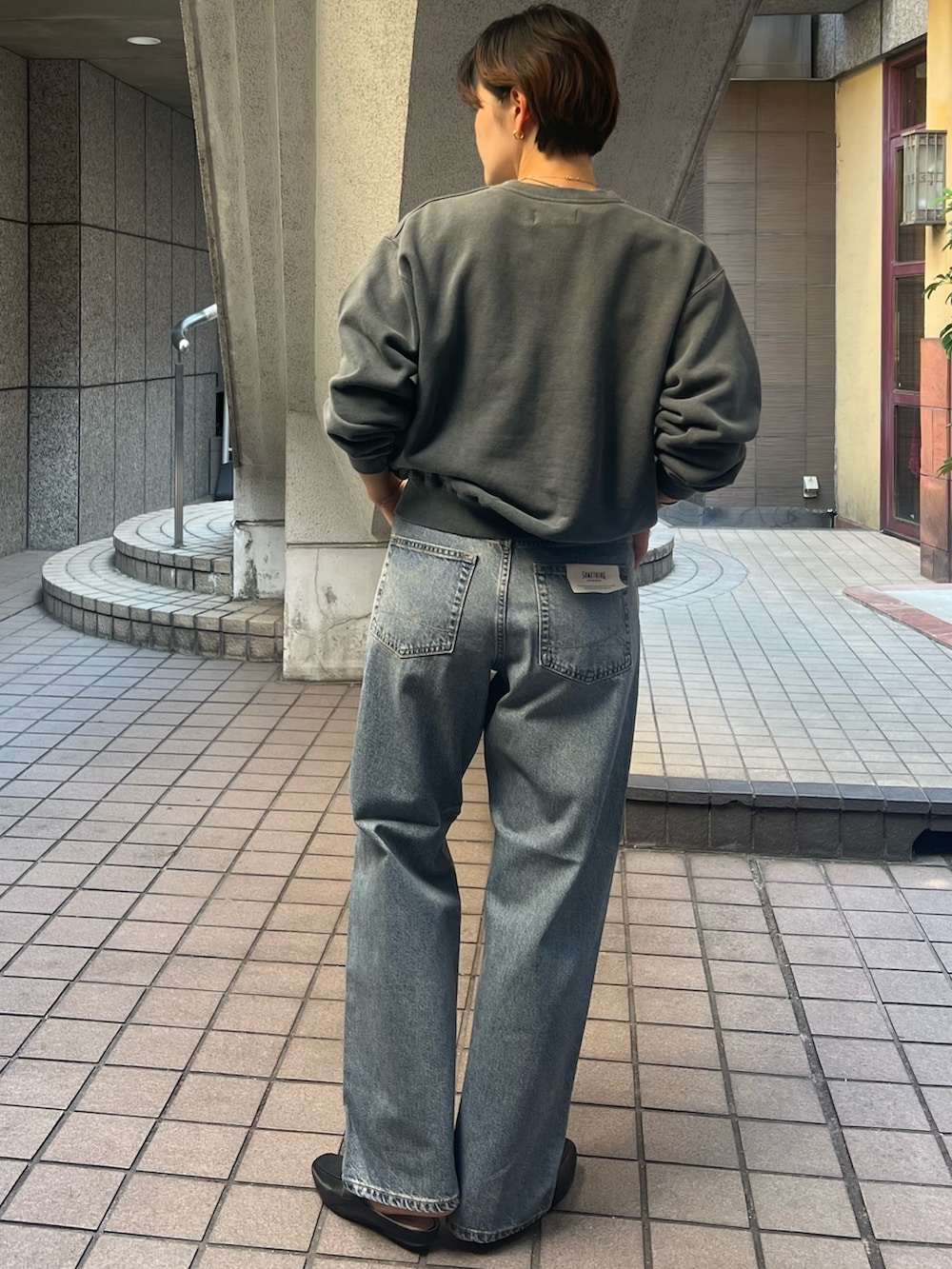 「秋服準備はじめました、大人ファッション、初秋コーデ、大人カジュアルコーデ、デニムコーデ、リラックススタイル、30代コーデ、スウェット、スウェットコーデ、スウェットトップス」｜「Johnbullの【JOHNBULL/ジョンブル】クルースウェット/トップス/スウェット【WEB限定】（スウェット、ブラック系）」を使った、minaさん（レディース・170cm）の秋コーディネートの3枚目の写真