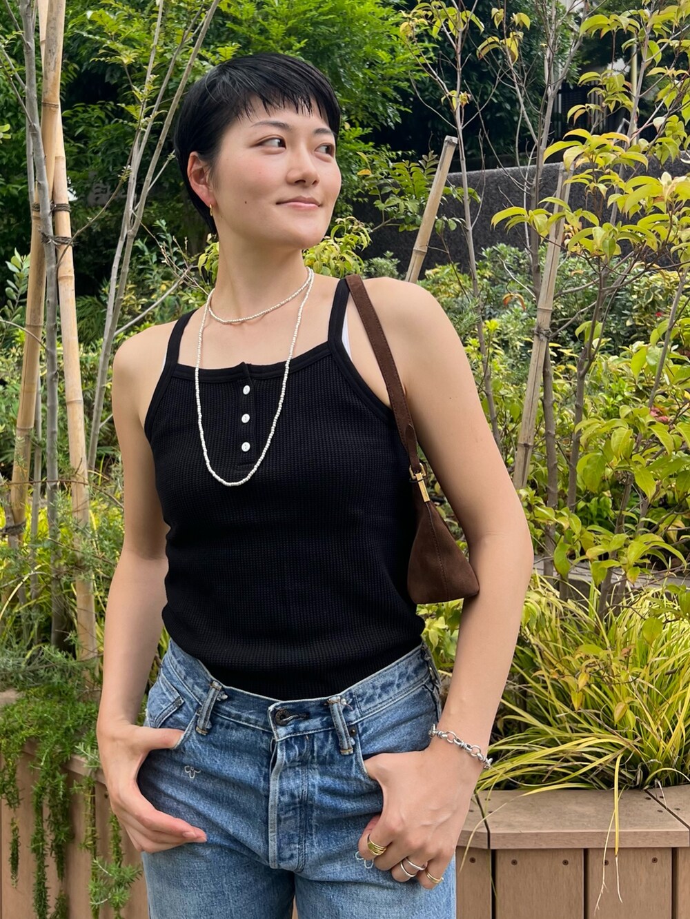 「夏コーデ、オトナ女子、お出かけコーデ、パンツスタイル、デニム、イエベ、高身長女子、キャミソール」｜「FRUIT OF THE LOOMの【FRUIT OF THE LOOM】サーマルキャミソール / ワッフル / コットン / レディース（キャミソール、ブラック系）」を使った、minaさん（レディース・170cm）の夏コーディネートの3枚目の写真