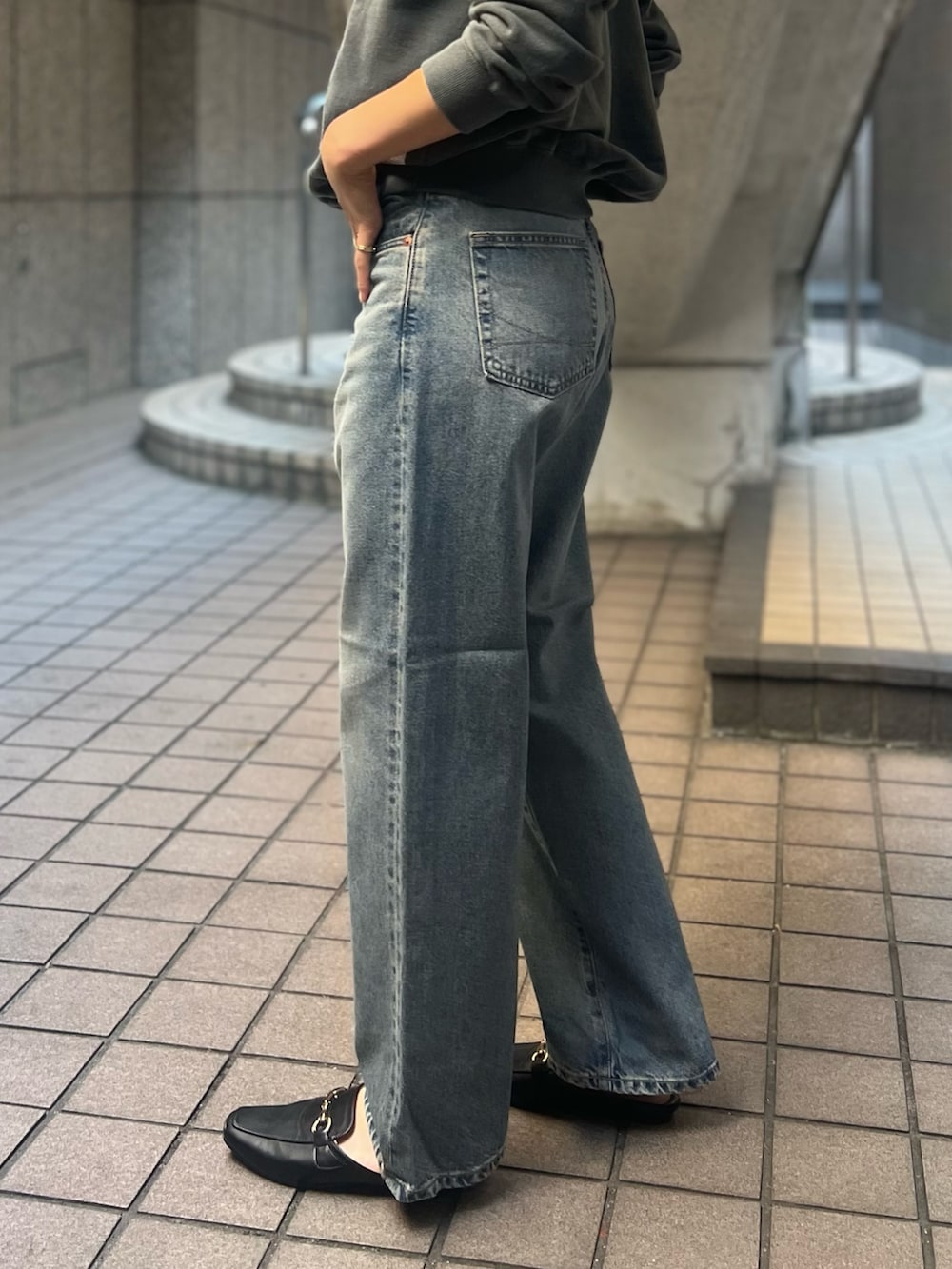 「秋服準備はじめました、大人ファッション、初秋コーデ、大人カジュアルコーデ、デニムコーデ、リラックススタイル、30代コーデ、スウェット、スウェットコーデ、スウェットトップス」｜「Johnbullの【JOHNBULL/ジョンブル】クルースウェット/トップス/スウェット【WEB限定】（スウェット、ブラック系）」を使った、minaさん（レディース・170cm）の秋コーディネートの8枚目の写真