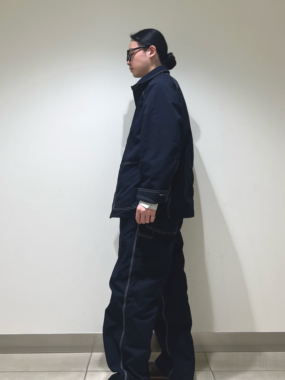 ブルー系のカバーオール、ブルー系のその他パンツ、グレー系のシャツ/ブラウスを着用したメンズの冬コーディネートの3枚目の写真