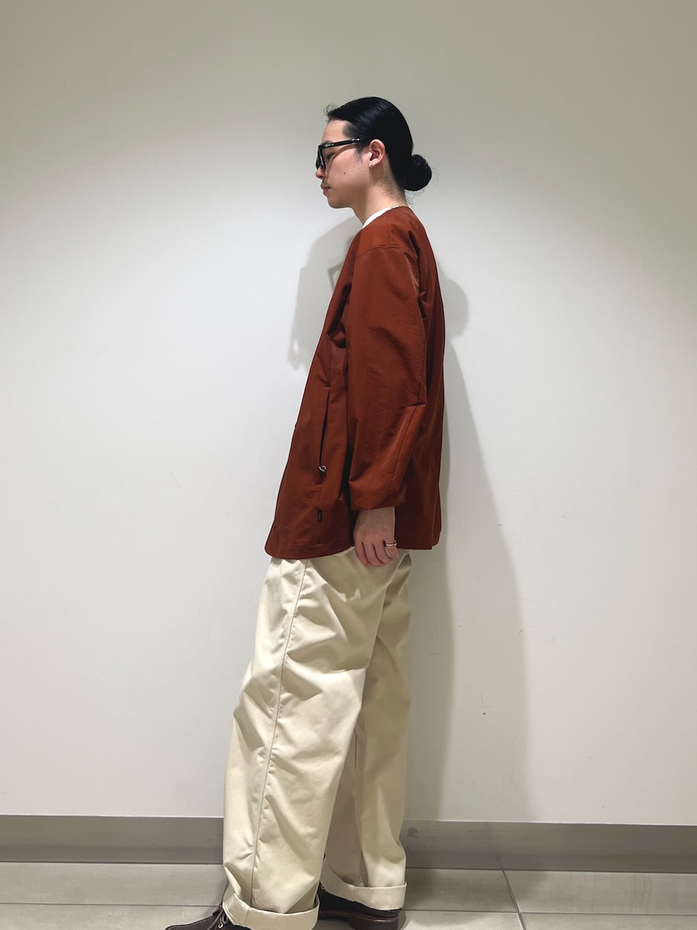 オレンジ系のカーディガン/ボレロ、ホワイト系のその他パンツを着用したメンズの春コーディネートの2枚目の写真