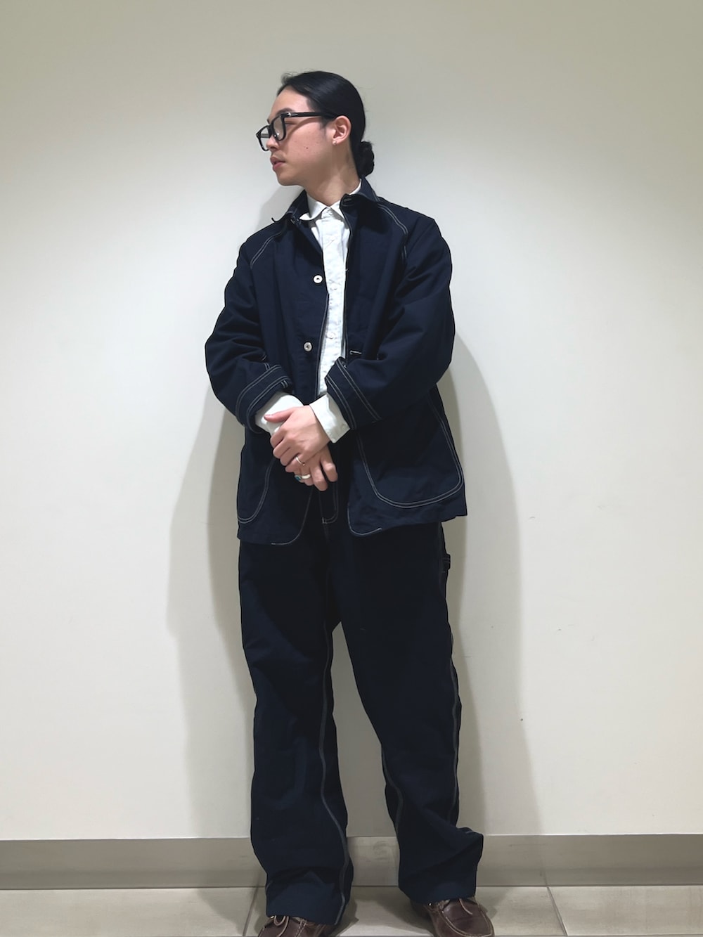 ブルー系のカバーオール、ブルー系のその他パンツ、グレー系のシャツ/ブラウスを着用したメンズの冬コーディネートの2枚目の写真