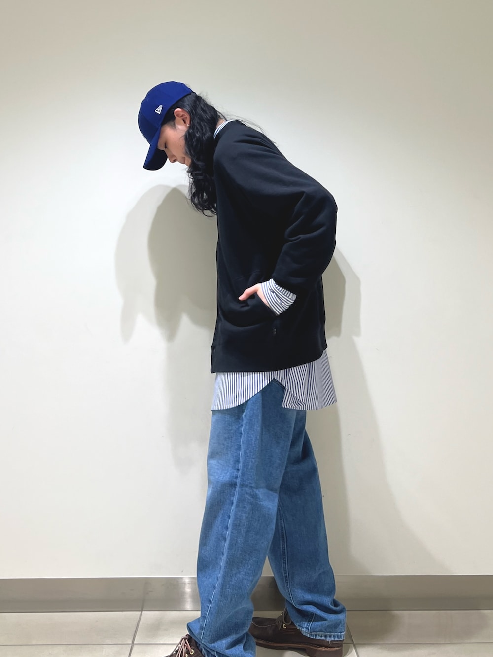 ブラック系のカーディガン/ボレロ、ブルー系のシャツ/ブラウス、ブルー系のデニムパンツを着用したメンズの冬コーディネートの2枚目の写真