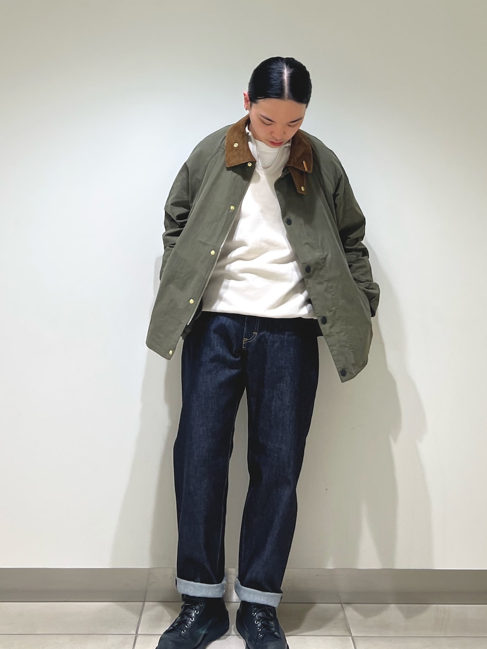 グリーン系のその他アウター、グレー系のスウェット、ブルー系のデニムパンツを着用したメンズの春コーディネートの2枚目の写真