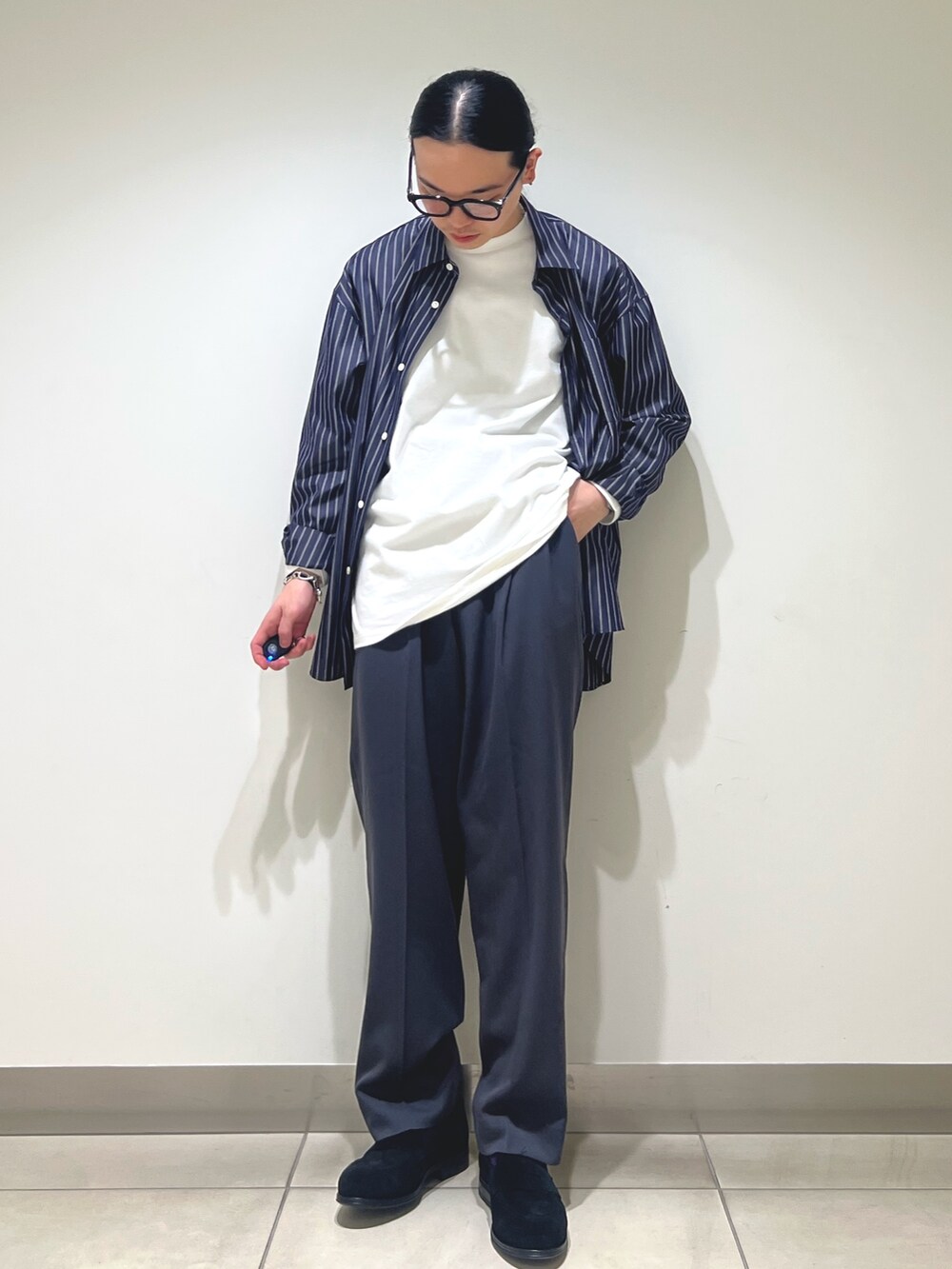 ブルー系のシャツ/ブラウス、グレー系のその他パンツ、ブラック系のドレスシューズを着用したメンズの冬コーディネートの4枚目の写真