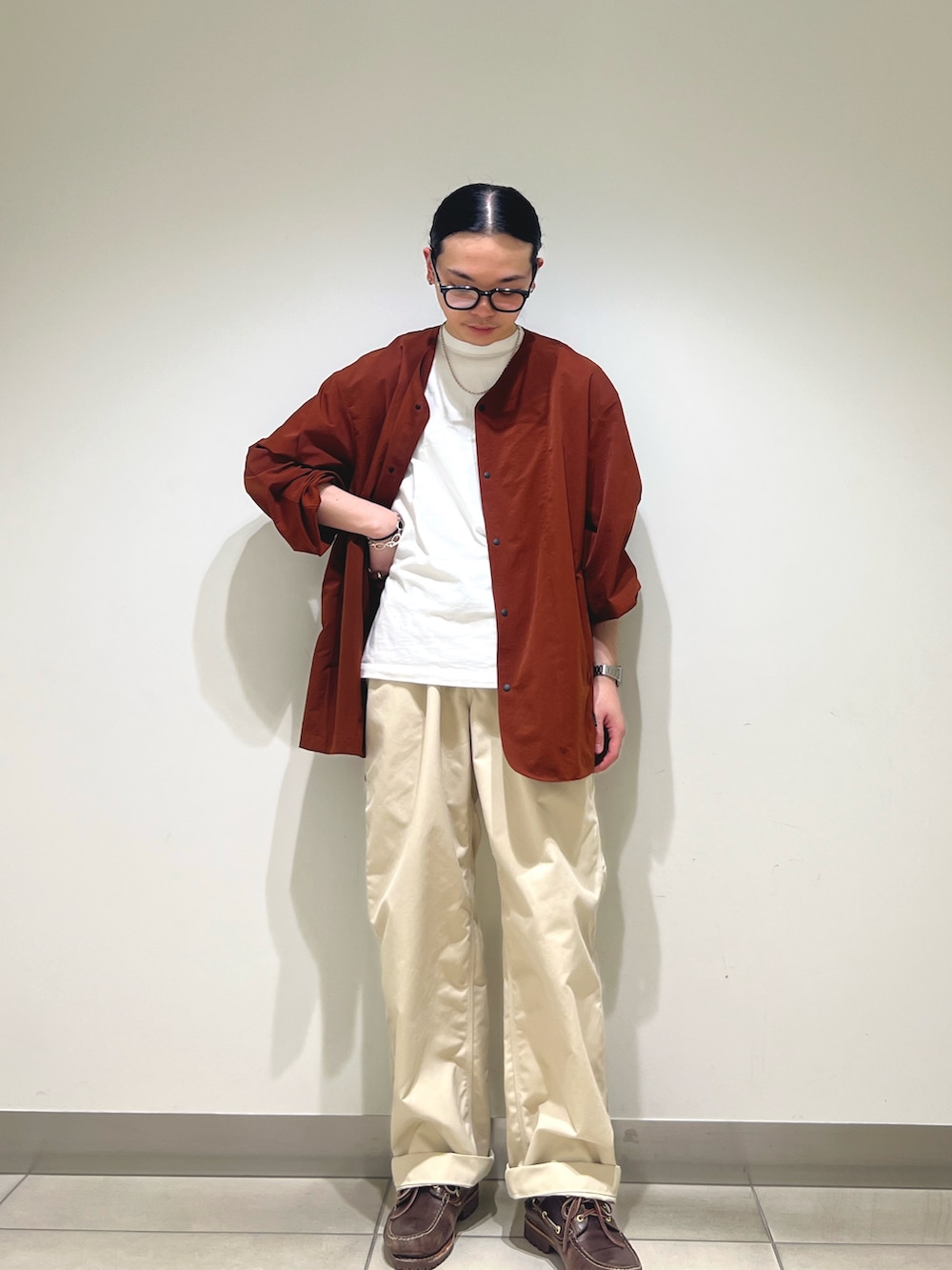 オレンジ系のカーディガン/ボレロ、ホワイト系のその他パンツを着用したメンズの春コーディネートの4枚目の写真