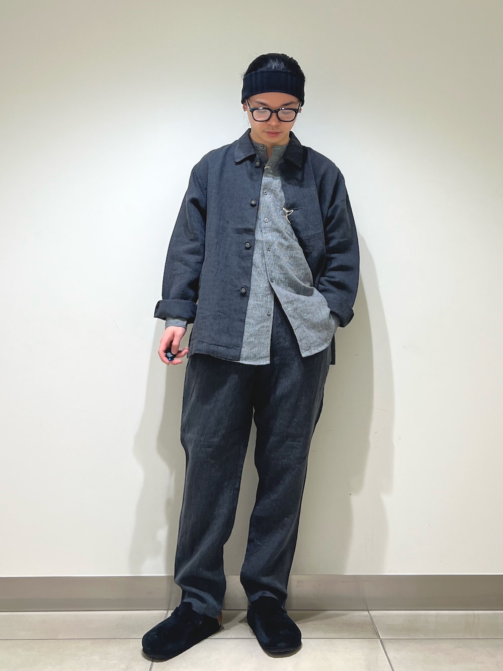 その他のシャツ/ブラウス、ブラック系のその他アウター、ブラック系のその他パンツを着用したメンズの春コーディネートの5枚目の写真