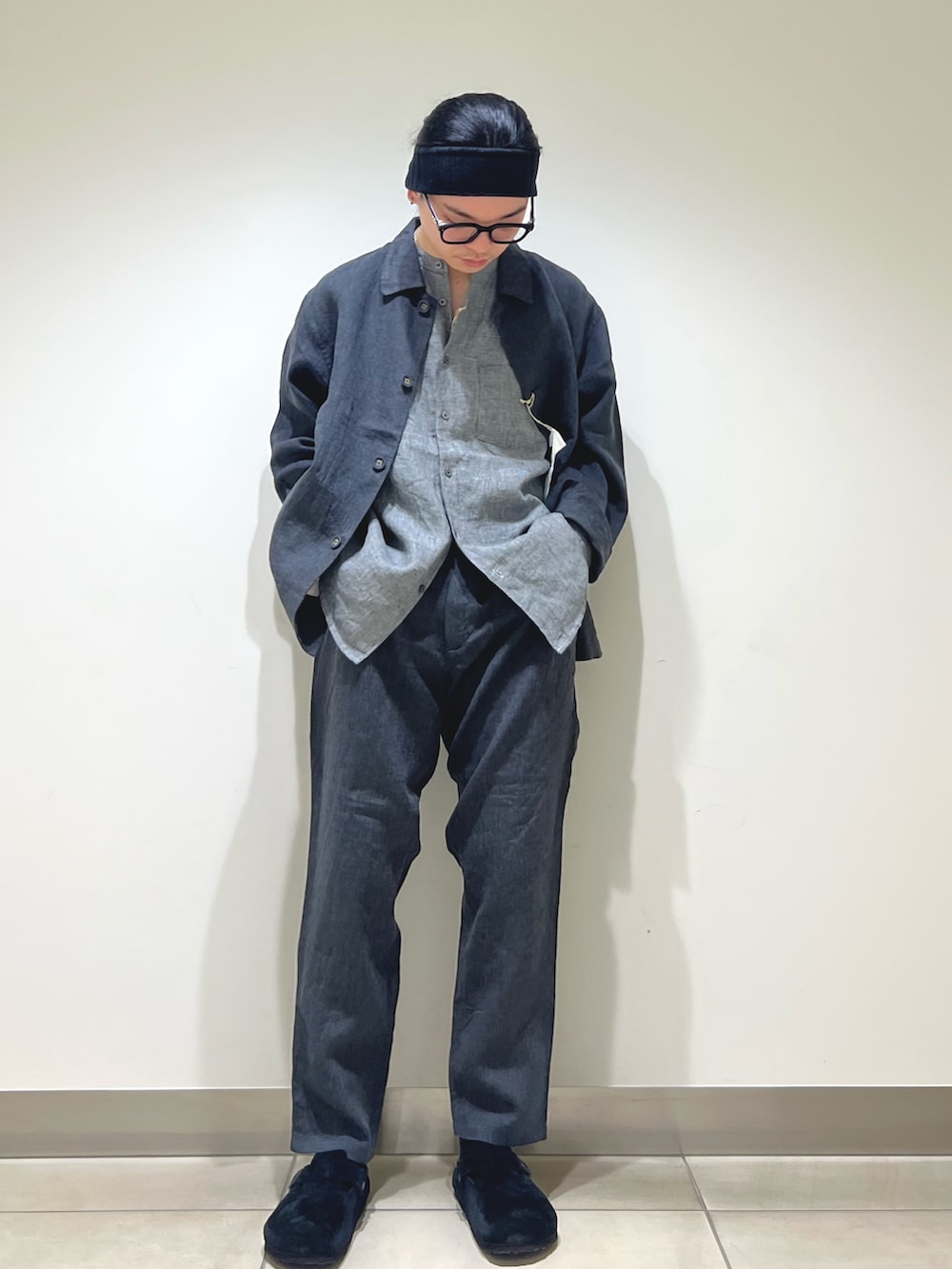 その他のシャツ/ブラウス、ブラック系のその他アウター、ブラック系のその他パンツを着用したメンズの春コーディネートの4枚目の写真