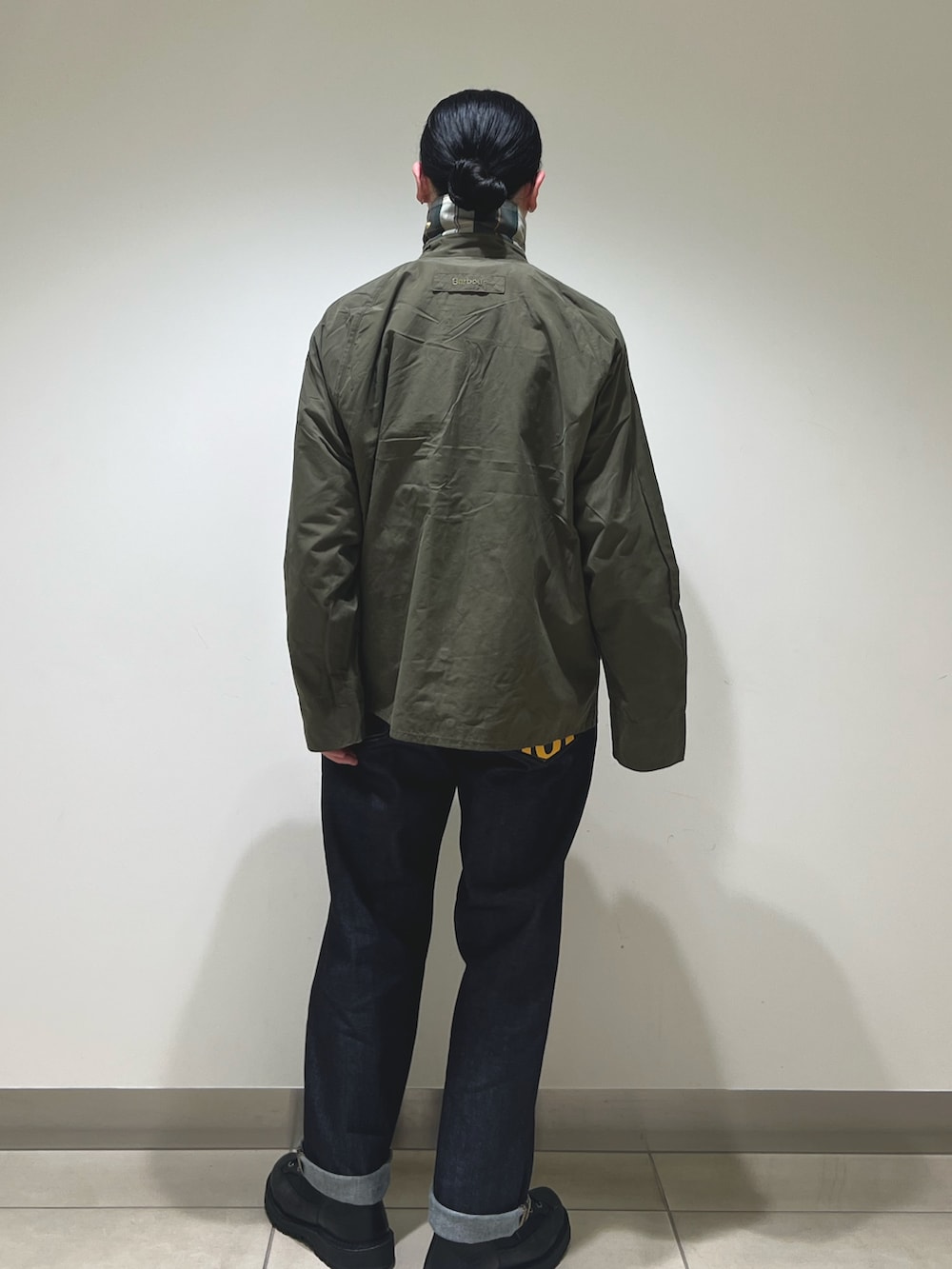 グリーン系のその他アウター、グレー系のスウェット、ブルー系のデニムパンツを着用したメンズの春コーディネートの7枚目の写真