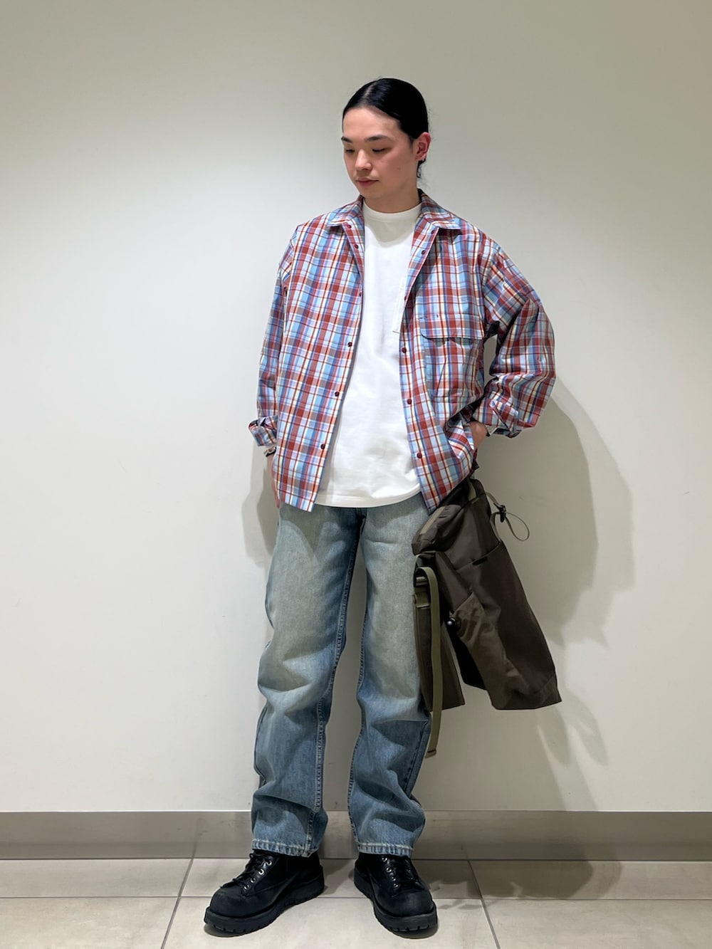 ホワイト系のTシャツ/カットソー、レッド系のシャツ/ブラウス、ブルー系のデニムパンツを着用したメンズの春コーディネートの6枚目の写真