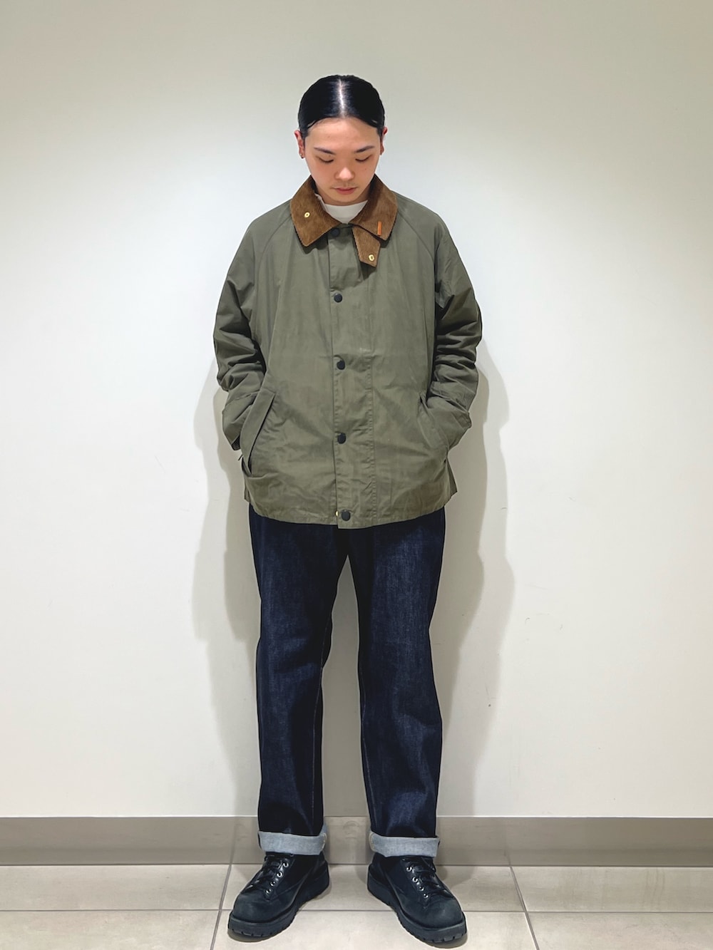 グリーン系のその他アウター、グレー系のスウェット、ブルー系のデニムパンツを着用したメンズの春コーディネートの4枚目の写真