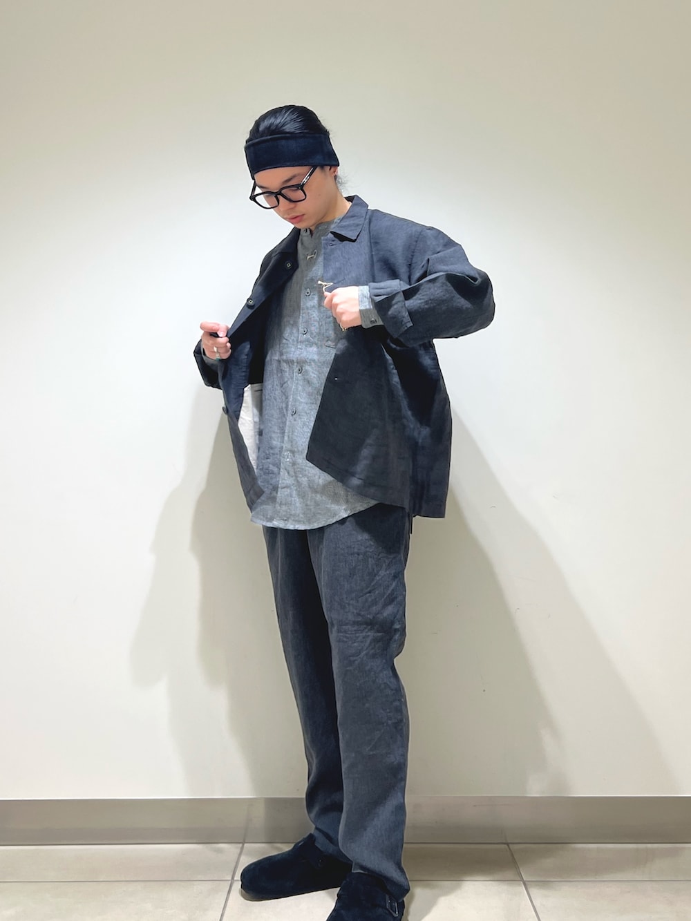 その他のシャツ/ブラウス、ブラック系のその他アウター、ブラック系のその他パンツを着用したメンズの春コーディネートの2枚目の写真