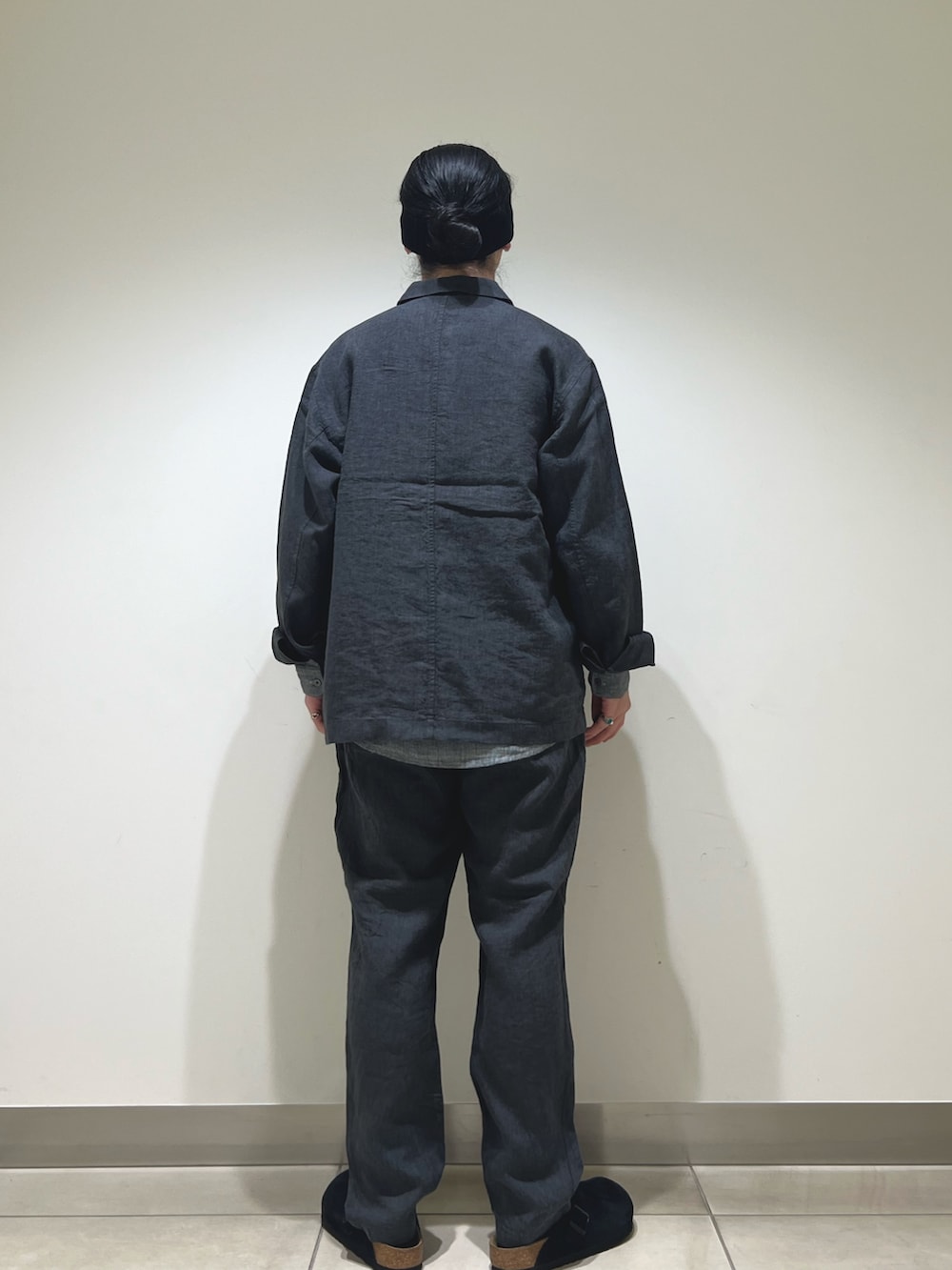 その他のシャツ/ブラウス、ブラック系のその他アウター、ブラック系のその他パンツを着用したメンズの春コーディネートの3枚目の写真