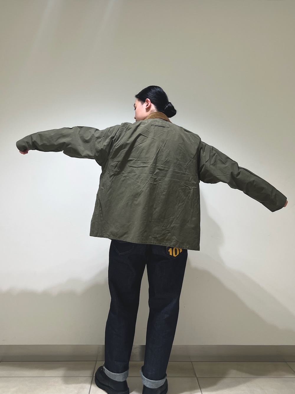 グリーン系のその他アウター、グレー系のスウェット、ブルー系のデニムパンツを着用したメンズの春コーディネートの3枚目の写真