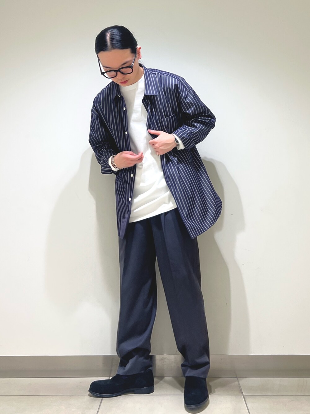 ブルー系のシャツ/ブラウス、グレー系のその他パンツ、ブラック系のドレスシューズを着用したメンズの冬コーディネートの5枚目の写真