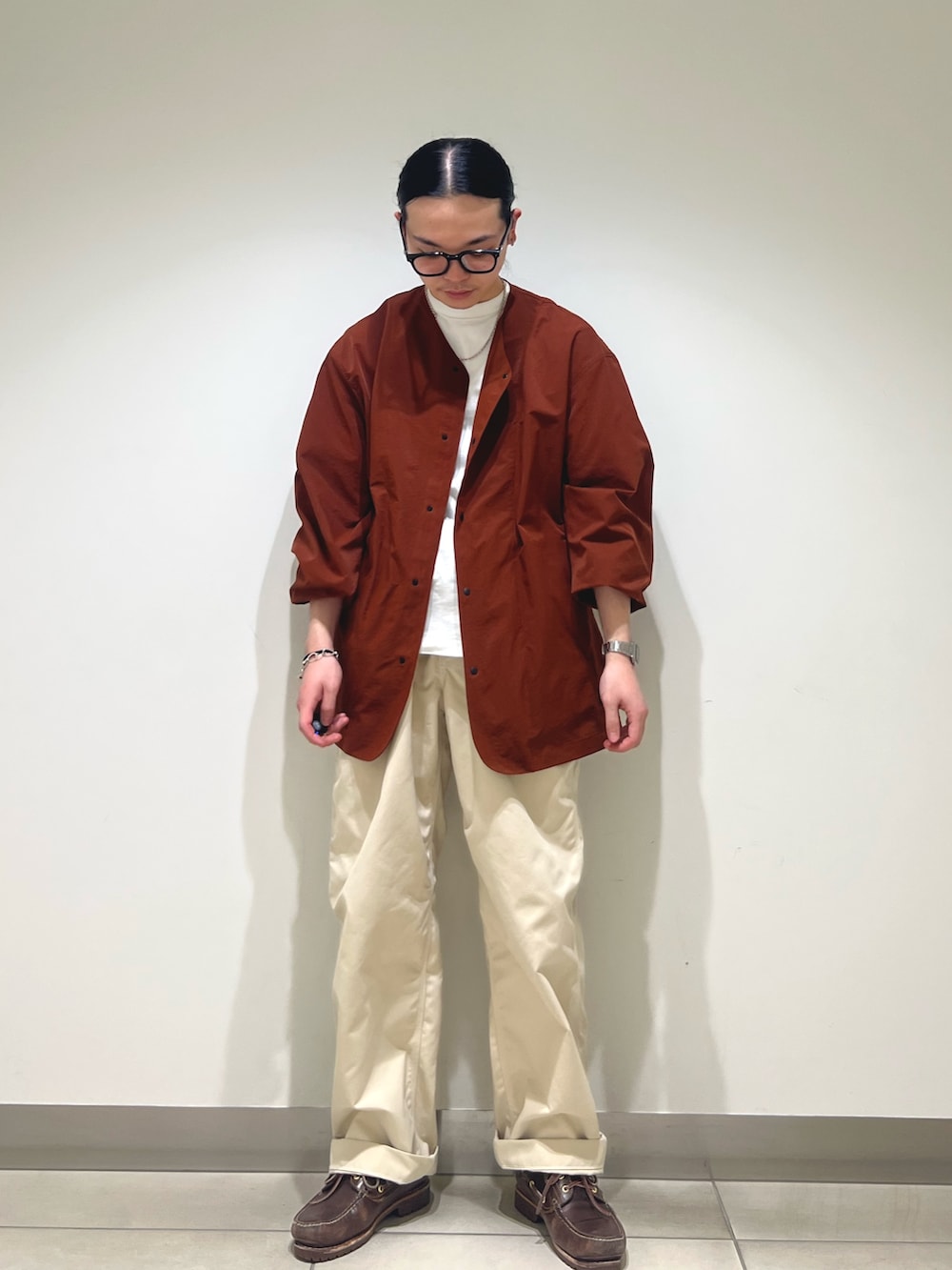 オレンジ系のカーディガン/ボレロ、ホワイト系のその他パンツを着用したメンズの春コーディネートの5枚目の写真