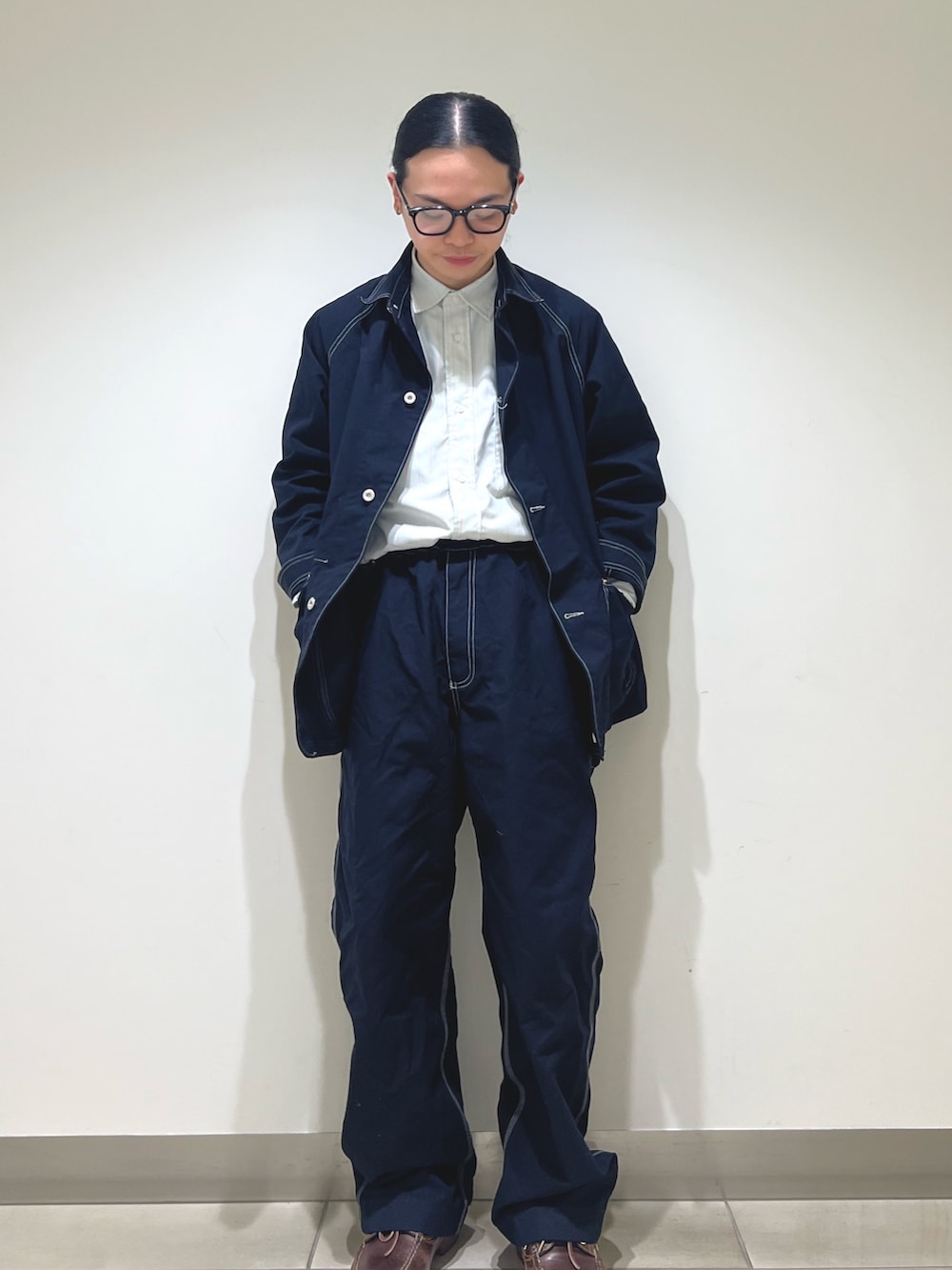 ブルー系のカバーオール、ブルー系のその他パンツ、グレー系のシャツ/ブラウスを着用したメンズの冬コーディネートの5枚目の写真