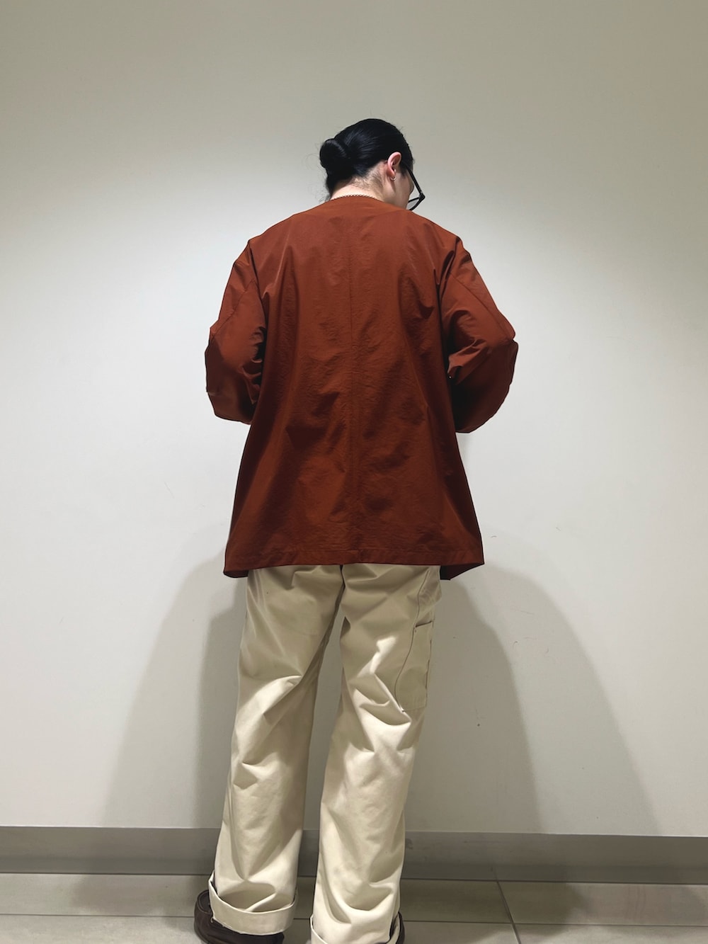 オレンジ系のカーディガン/ボレロ、ホワイト系のその他パンツを着用したメンズの春コーディネートの3枚目の写真