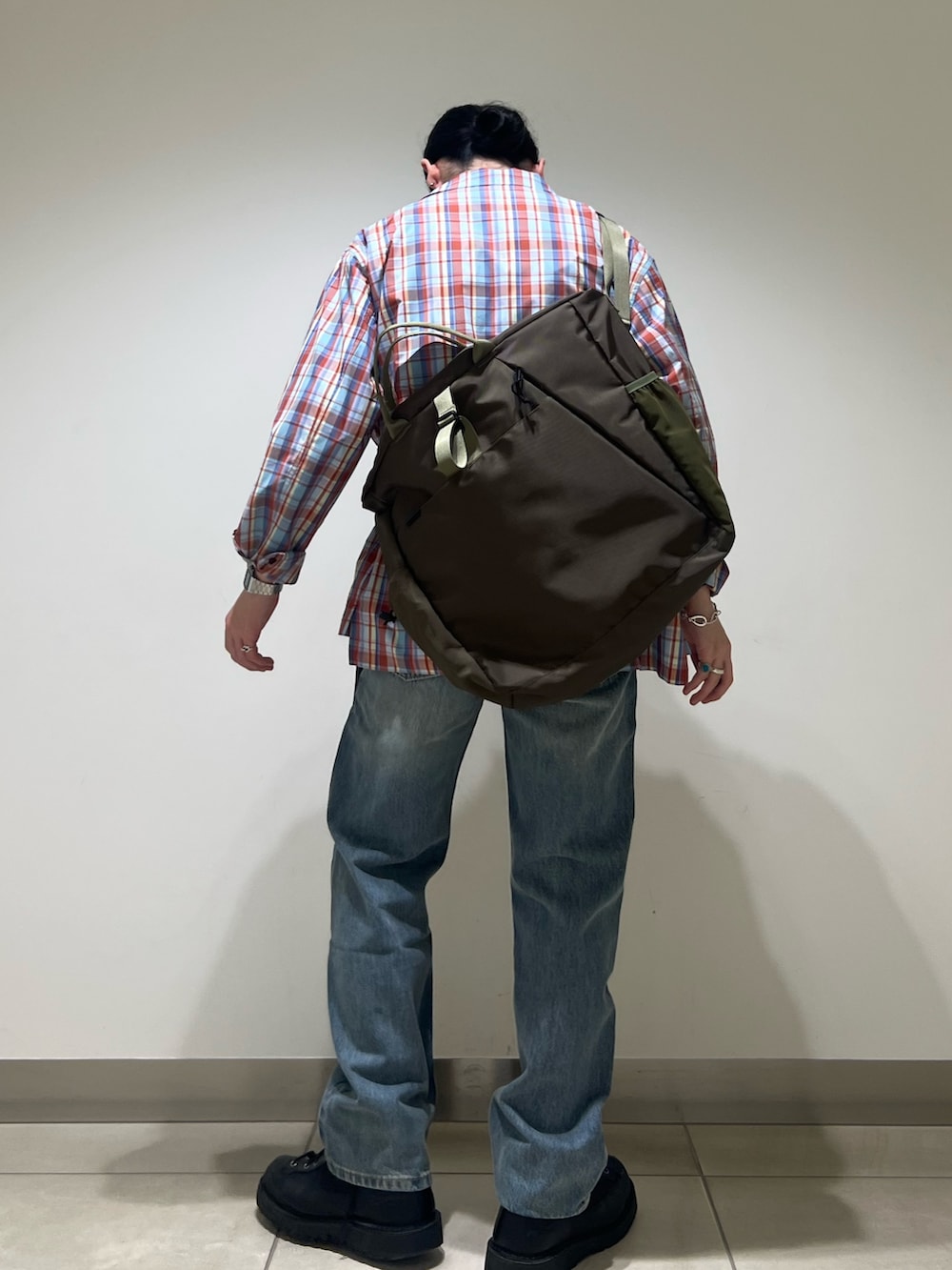 ホワイト系のTシャツ/カットソー、レッド系のシャツ/ブラウス、ブルー系のデニムパンツを着用したメンズの春コーディネートの3枚目の写真