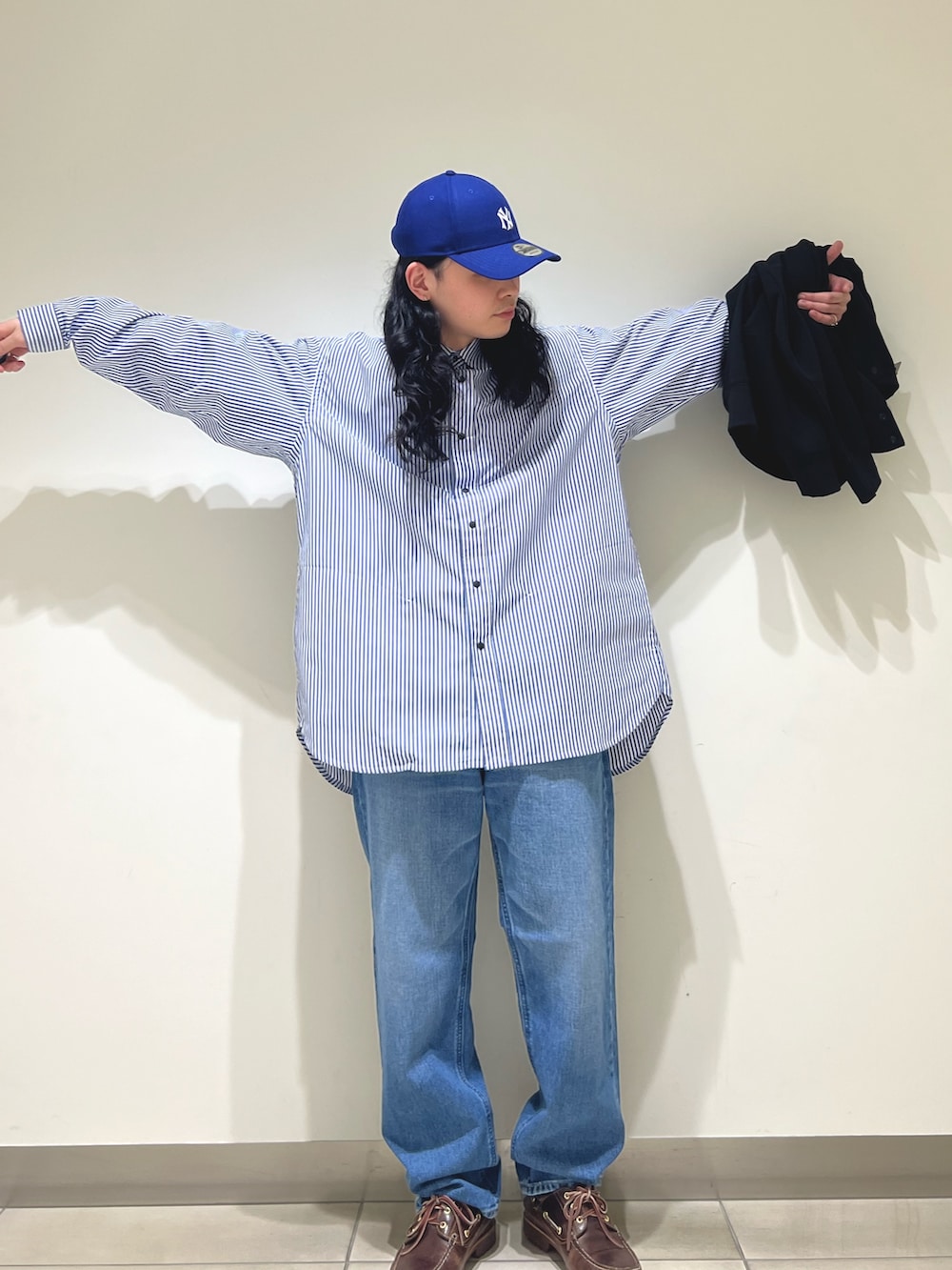 ブラック系のカーディガン/ボレロ、ブルー系のシャツ/ブラウス、ブルー系のデニムパンツを着用したメンズの冬コーディネートの4枚目の写真