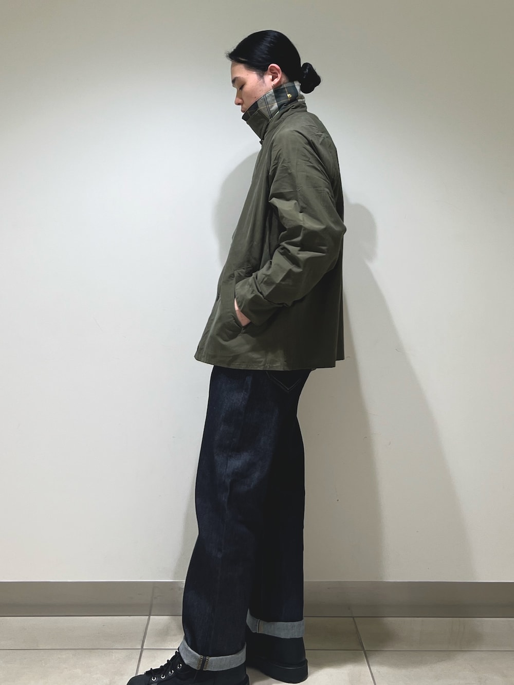 グリーン系のその他アウター、グレー系のスウェット、ブルー系のデニムパンツを着用したメンズの春コーディネートの6枚目の写真