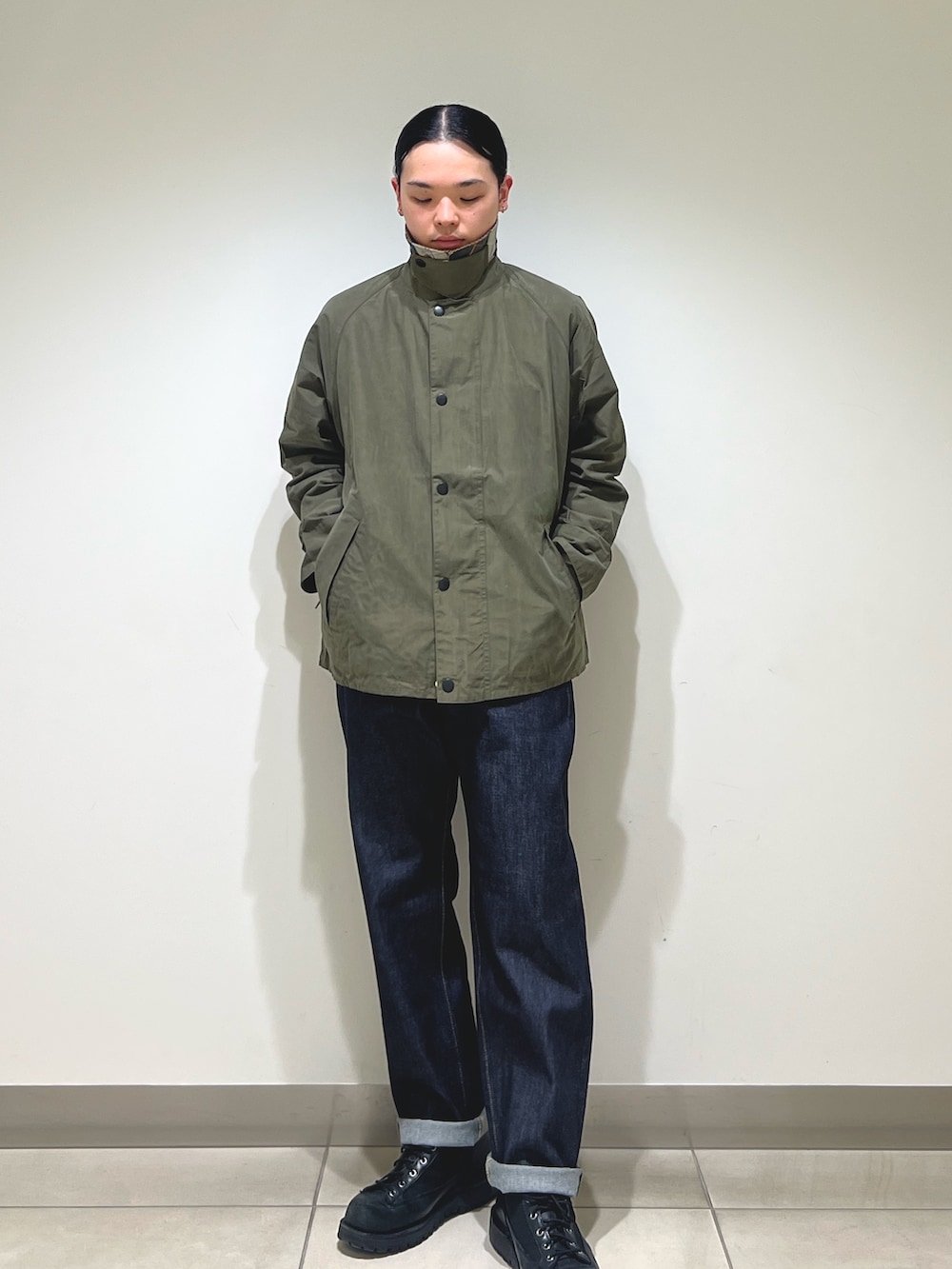 グリーン系のその他アウター、グレー系のスウェット、ブルー系のデニムパンツを着用したメンズの春コーディネートの5枚目の写真