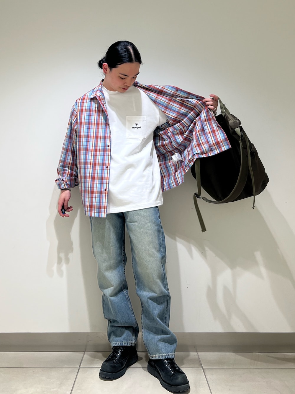 ホワイト系のTシャツ/カットソー、レッド系のシャツ/ブラウス、ブルー系のデニムパンツを着用したメンズの春コーディネートの4枚目の写真