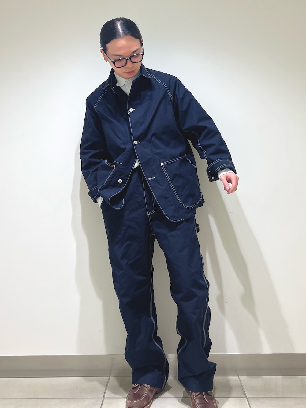 ブルー系のカバーオール、ブルー系のその他パンツ、グレー系のシャツ/ブラウスを着用したメンズの冬コーディネートの6枚目の写真