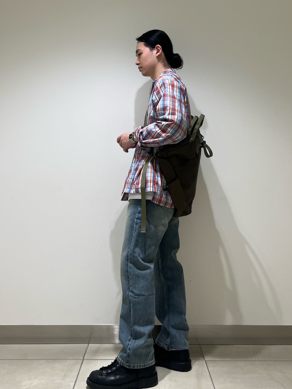 ホワイト系のTシャツ/カットソー、レッド系のシャツ/ブラウス、ブルー系のデニムパンツを着用したメンズの春コーディネートの2枚目の写真