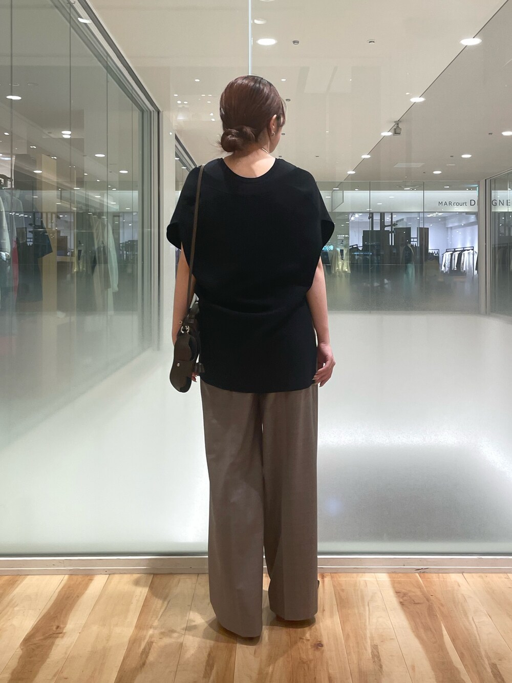 「春服コーデ、大人コーデ、パンツコーデ、キレイめカジュアル、大人かわいい、プルオーバー、夏コーデ、タンクトップ、大人カジュアル、タックパンツ、ワイドパンツ」｜「Whim Gazetteのホールガーメントプルオーバー（ニット/セーター、ブラック系）」を使った、RIRI_WHIMさん（骨格ウェーブ・レディース・158cm）の春コーディネートの3枚目の写真