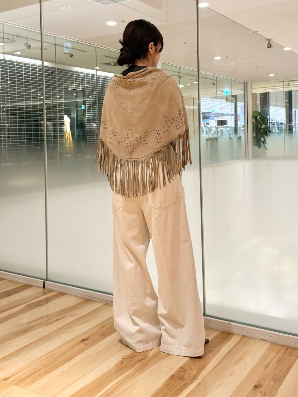 ブラック系のTシャツ/カットソー、ホワイト系のチノパンツ、イエロー系のサンダルを着用したレディースの夏コーディネートの2枚目の写真