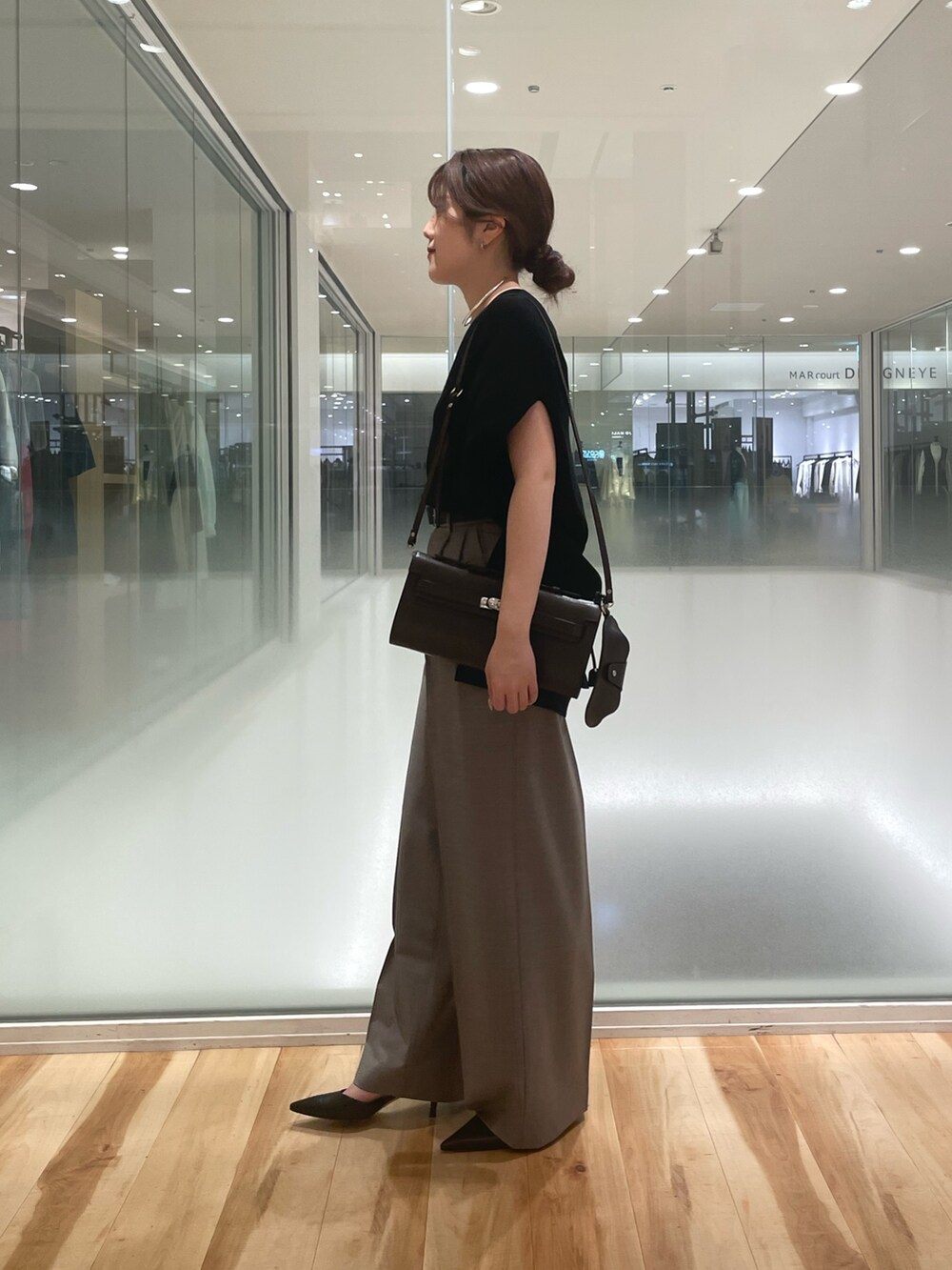 「春服コーデ、大人コーデ、パンツコーデ、キレイめカジュアル、大人かわいい、プルオーバー、夏コーデ、タンクトップ、大人カジュアル、タックパンツ、ワイドパンツ」｜「Whim Gazetteのホールガーメントプルオーバー（ニット/セーター、ブラック系）」を使った、RIRI_WHIMさん（骨格ウェーブ・レディース・158cm）の春コーディネートの2枚目の写真