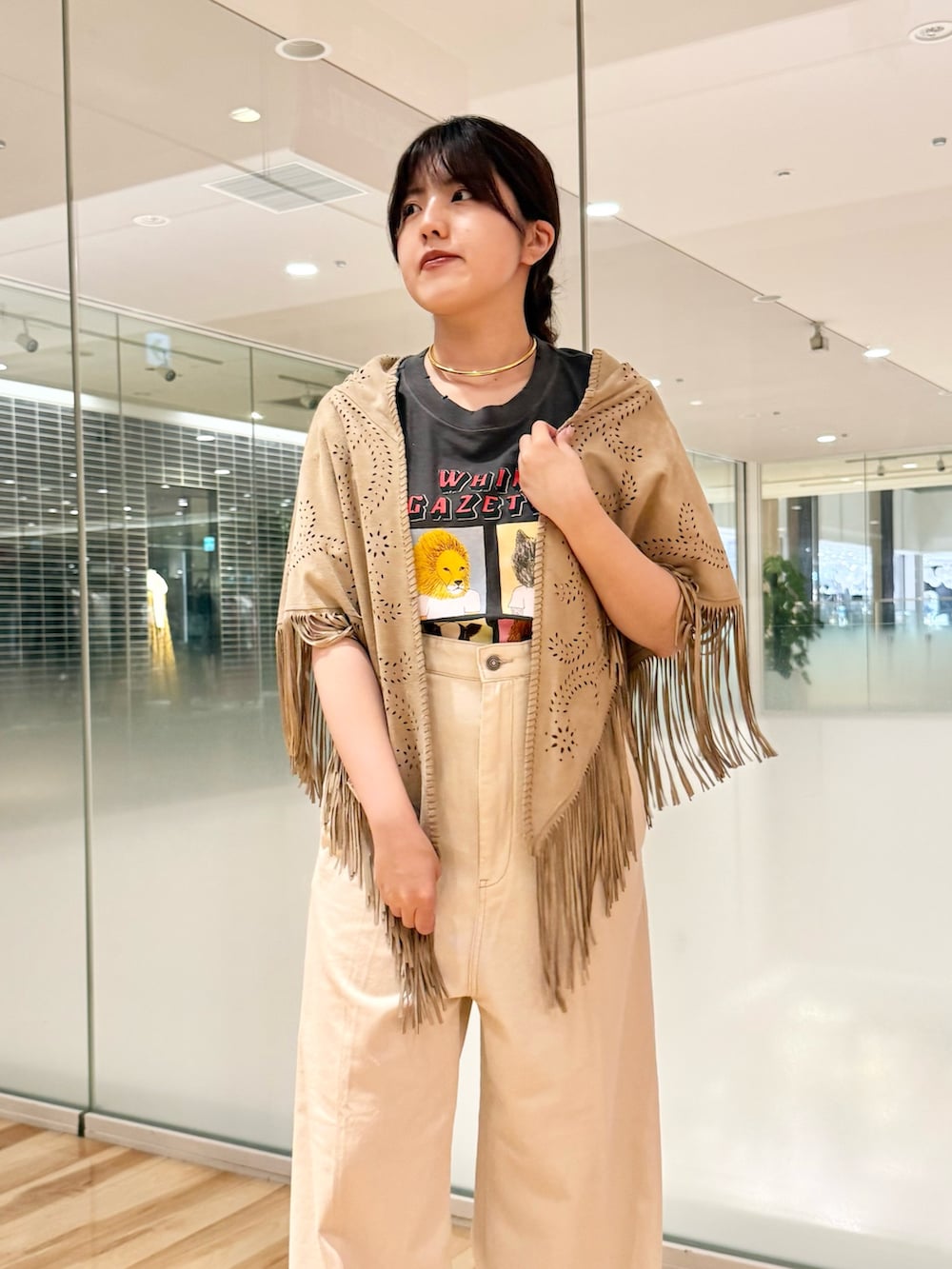 ブラック系のTシャツ/カットソー、ホワイト系のチノパンツ、イエロー系のサンダルを着用したレディースの夏コーディネートの3枚目の写真