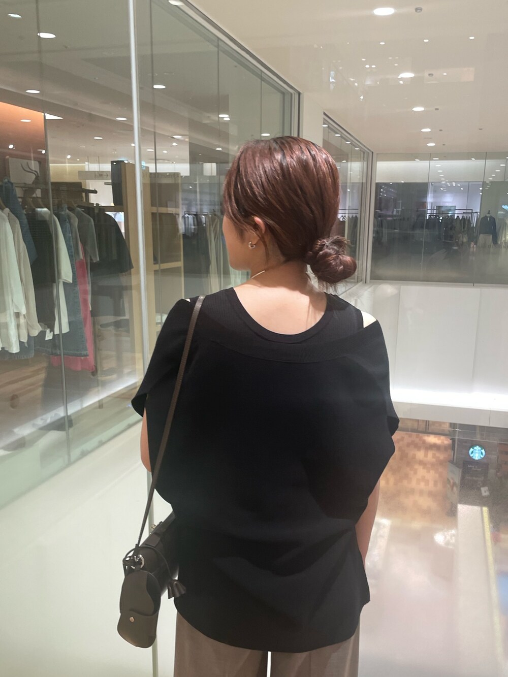 「春服コーデ、大人コーデ、パンツコーデ、キレイめカジュアル、大人かわいい、プルオーバー、夏コーデ、タンクトップ、大人カジュアル、タックパンツ、ワイドパンツ」｜「Whim Gazetteのホールガーメントプルオーバー（ニット/セーター、ブラック系）」を使った、RIRI_WHIMさん（骨格ウェーブ・レディース・158cm）の春コーディネートの4枚目の写真