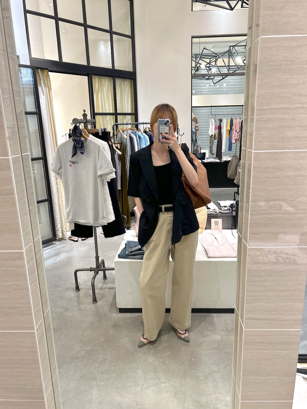 wgmiyataさんの「バイオ加工チノパンツ（Whim Gazette）」を使ったコーディネートの4枚目の写真