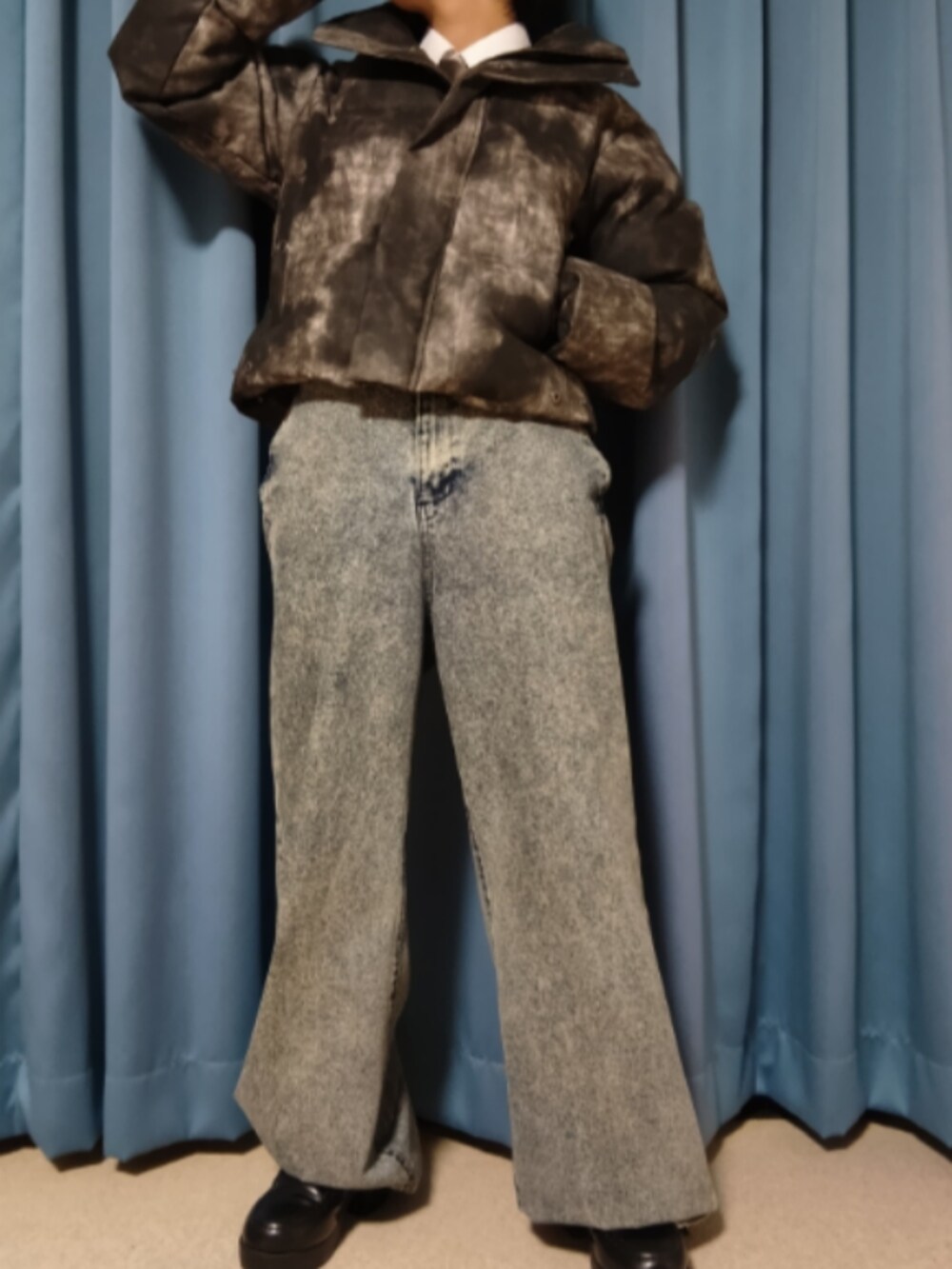 ブルー系のデニムパンツ、ブラック系のダウンジャケット/コート、ホワイト系のシャツ/ブラウスを着用したメンズの冬コーディネートの2枚目の写真