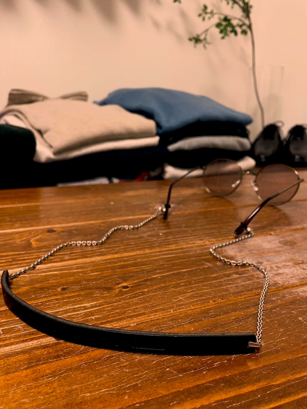 ブルー系のシャツ/ブラウス、ブラック系のサングラス、ゴールド系のブレスレットを着用したメンズの秋コーディネートの3枚目の写真