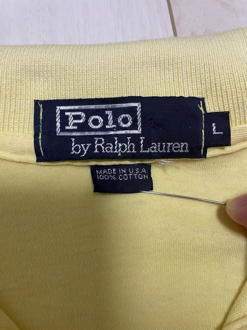 イエロー系のポロシャツ、ブラウン系のその他パンツ、レッド系のスニーカーを着用したメンズの秋コーディネートの3枚目の写真