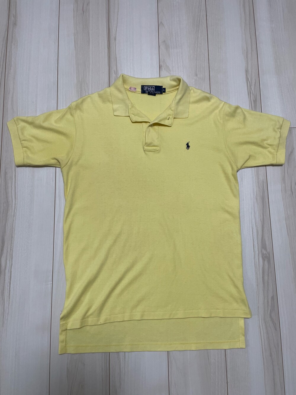 イエロー系のポロシャツ、ブラウン系のその他パンツ、レッド系のスニーカーを着用したメンズの秋コーディネートの2枚目の写真